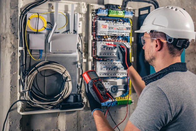 Services homme technicien electricien travaillant dans standard fusibles 169016 24062